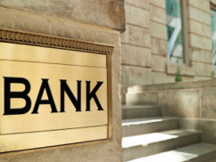 Reglementare bancară în Vest și Est